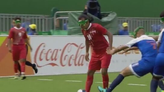 Un jugador invidente de Ir&aacute;n marca un golazo en los Juegos Paral&iacute;mpicos de R&iacute;o.