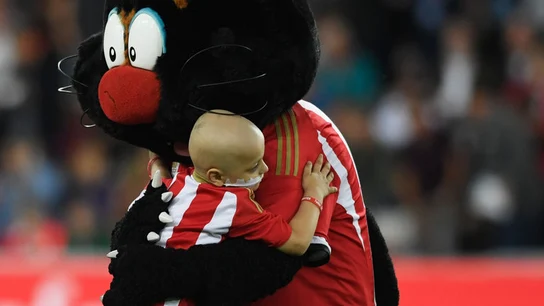 El Everton dona 236.000 euros a un aficionado del Sunderland que sufre cáncer. El Everton dona 236.000 euros a un aficionado del Sunderland que sufre cáncer.