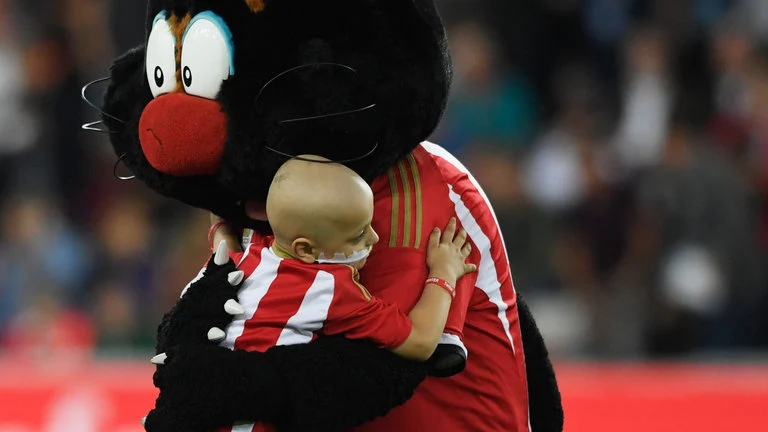 El Everton dona 236.000 euros a un aficionado del Sunderland que sufre cáncer. El Everton dona 236.000 euros a un aficionado del Sunderland que sufre cáncer.