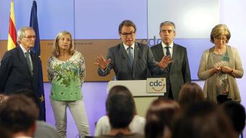 Artur Mas junto con Joana Ortega e Irene Rigau, durante una rueda de prensa.