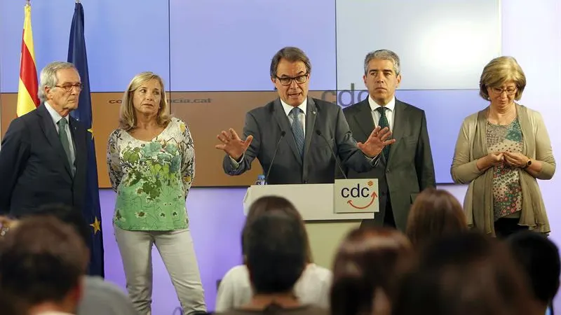 Artur Mas junto con Joana Ortega e Irene Rigau, durante una rueda de prensa.