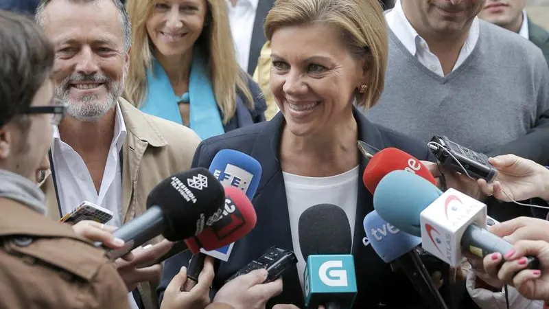 La secretaria general del PP, María Dolores de Cospedal, realiza declaraciones a los medios