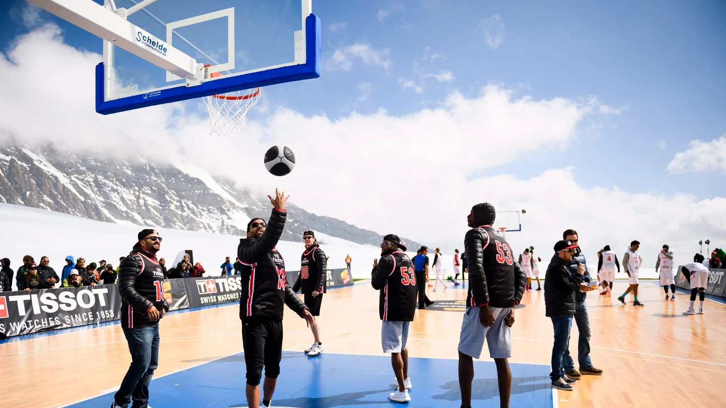 Tony Parker juega una 'pachanga' en un glaciar Tony Parker juega una 'pachanga' en un glaciar