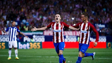 Torres junto a Gameiro en el 1-0 del Atlético ante el Alavés.