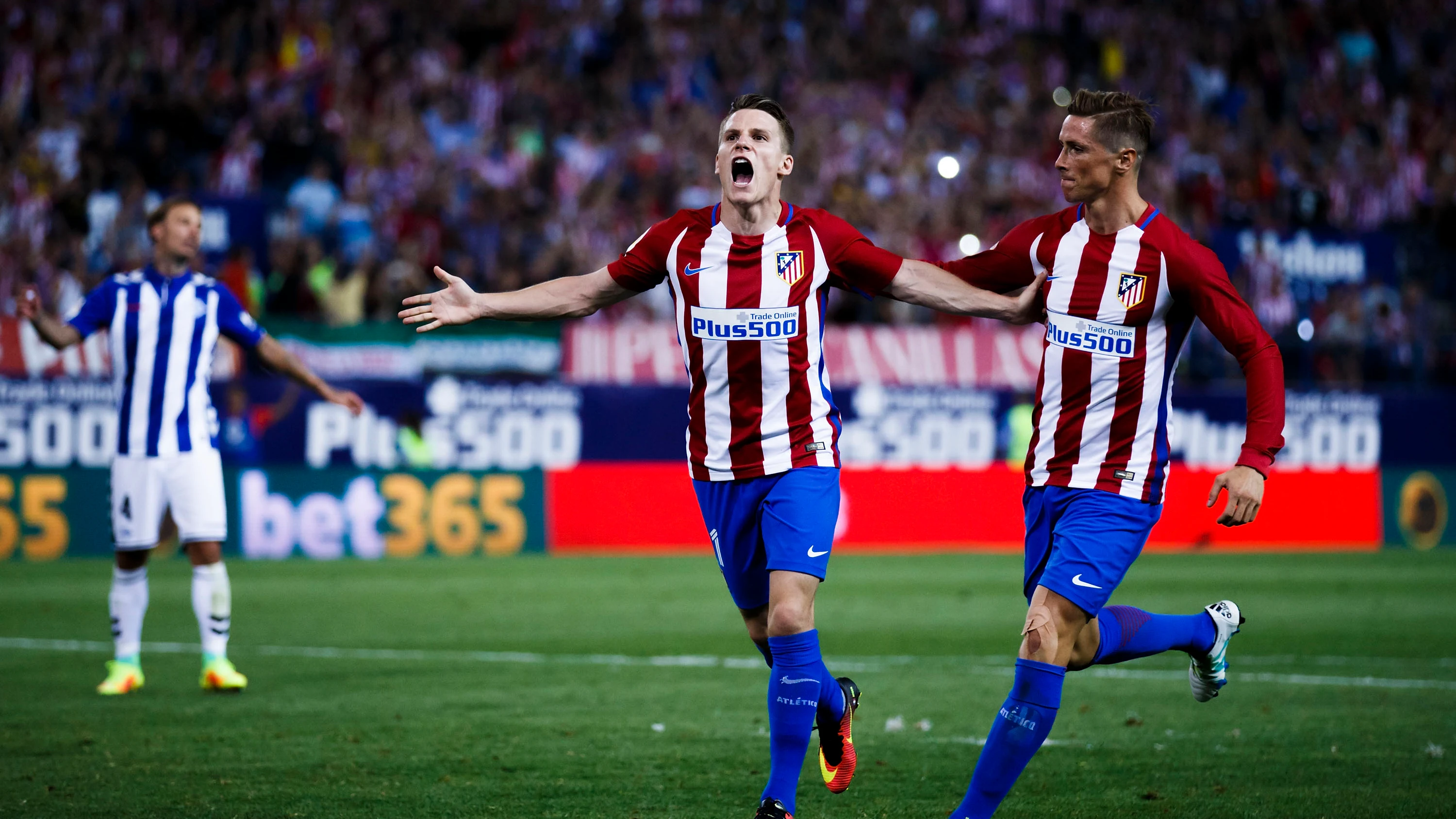 Torres junto a Gameiro en el 1-0 del Atlético ante el Alavés.