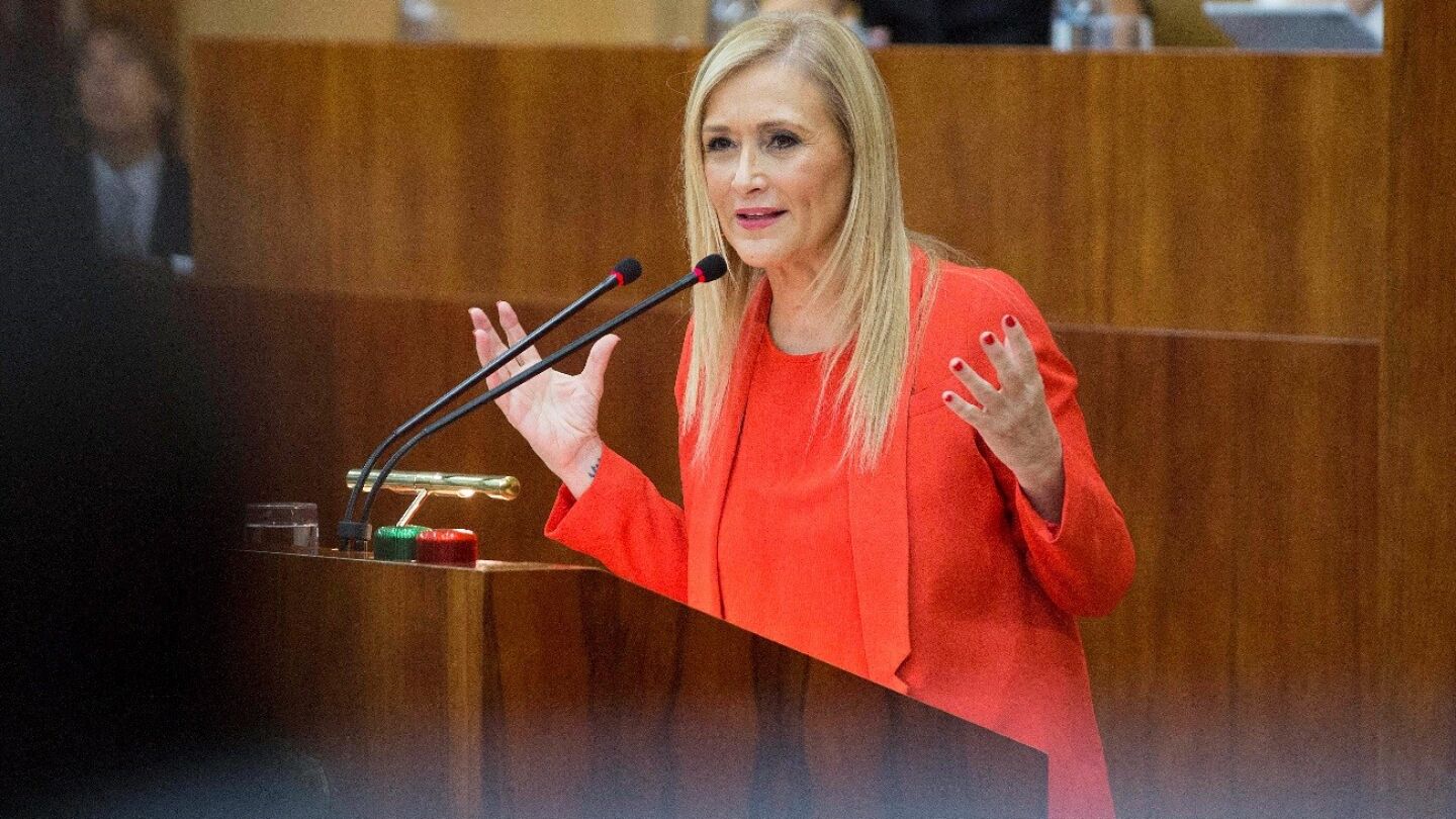 FOTO DE CRISTINA CIFUENTES EN EL ATRIL EN LA ASAMBLEA DE MADRID