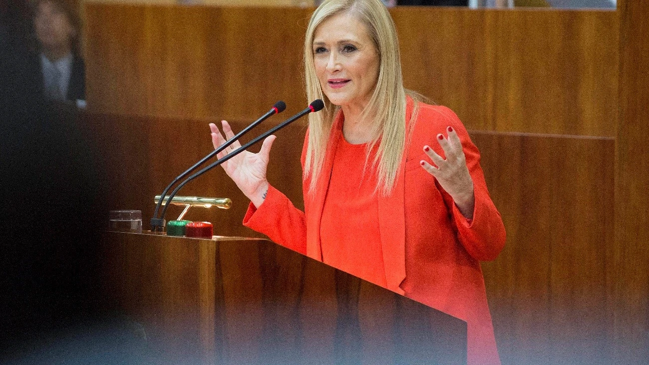 FOTO DE CRISTINA CIFUENTES EN EL ATRIL EN LA ASAMBLEA DE MADRID