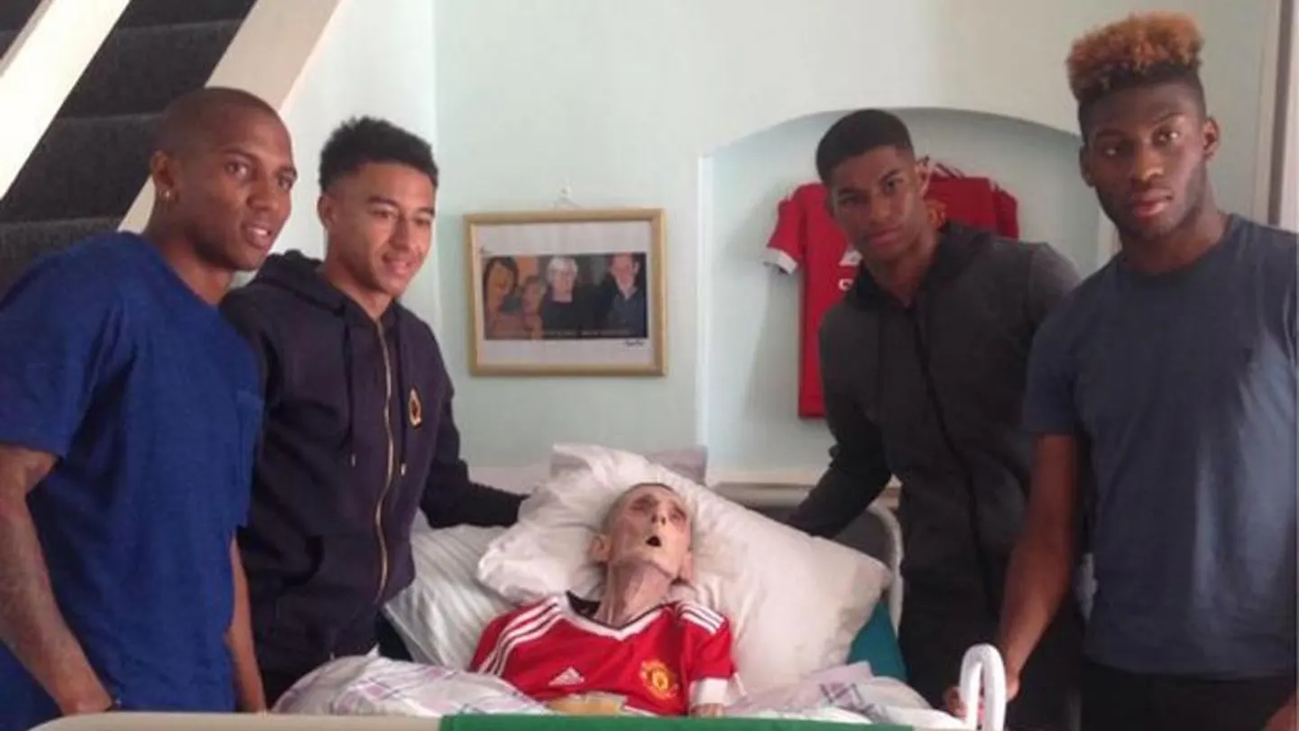 Paddy Lawler con los jugadores del United antes de morir. Paddy Lawler con los jugadores del United antes de morir.