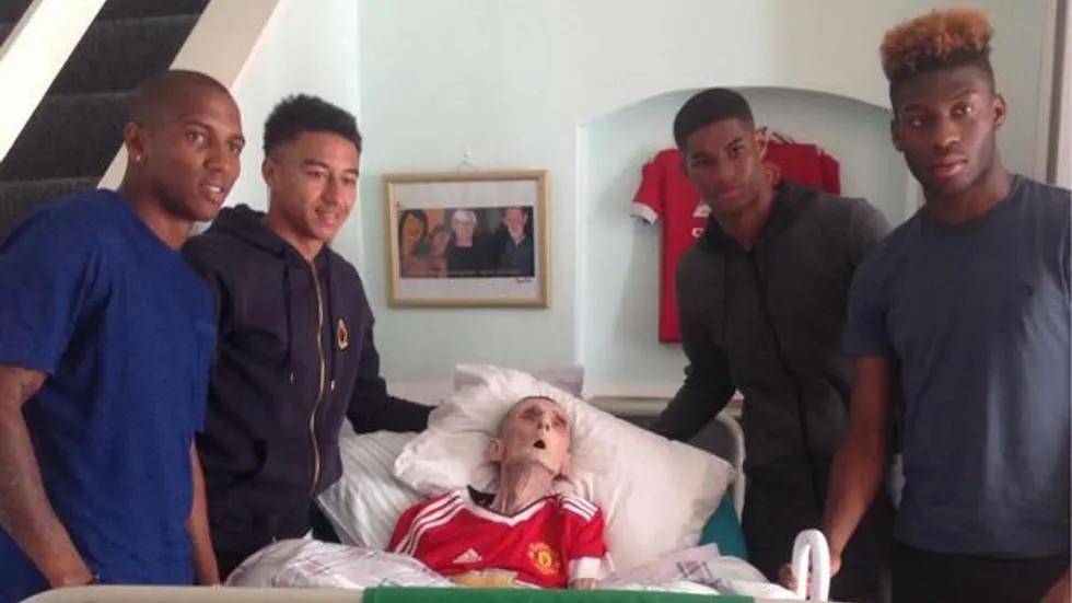 Paddy Lawler con los jugadores del United antes de morir. Paddy Lawler con los jugadores del United antes de morir.