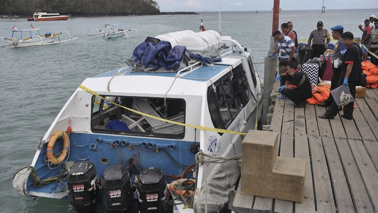 Policía de Indonesia investiga el barco turístico que ha explotado en el puerto de Padang Bai en el este de Bali, Indonesia Policía de Indonesia investiga el barco turístico que ha explotado en el puerto de Padang Bai en el este de Bali, Indonesia