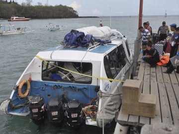 Policía de Indonesia investiga el barco turístico que ha explotado en el puerto de Padang Bai en el este de Bali, Indonesia Policía de Indonesia investiga el barco turístico que ha explotado en el puerto de Padang Bai en el este de Bali, Indonesia
