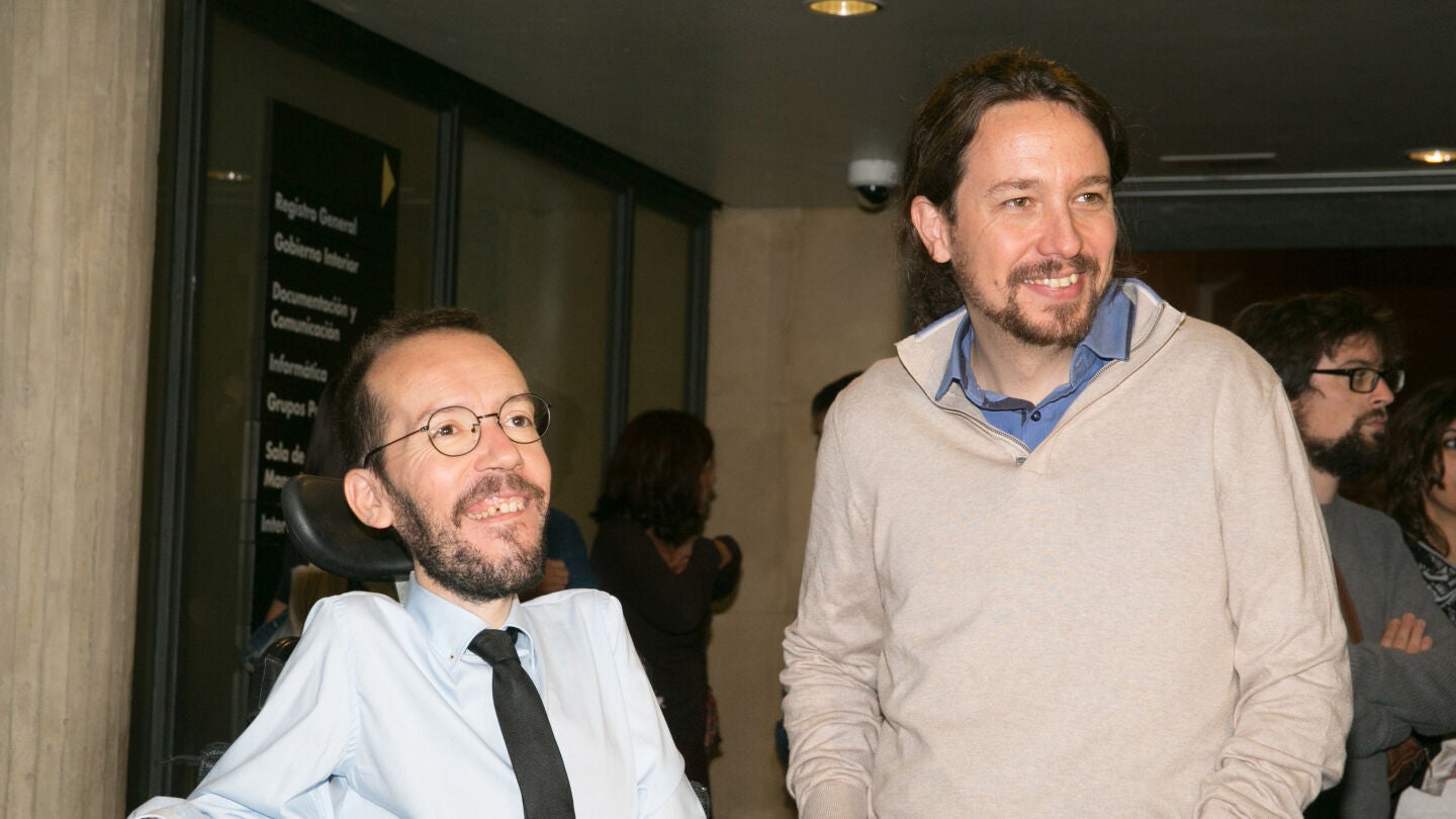 Iglesias y Echenique en la sede de las Cortes de Arag&oacute;n, donde han asistido a la toma de posesi&oacute;n de su diputada Violeta Barba.