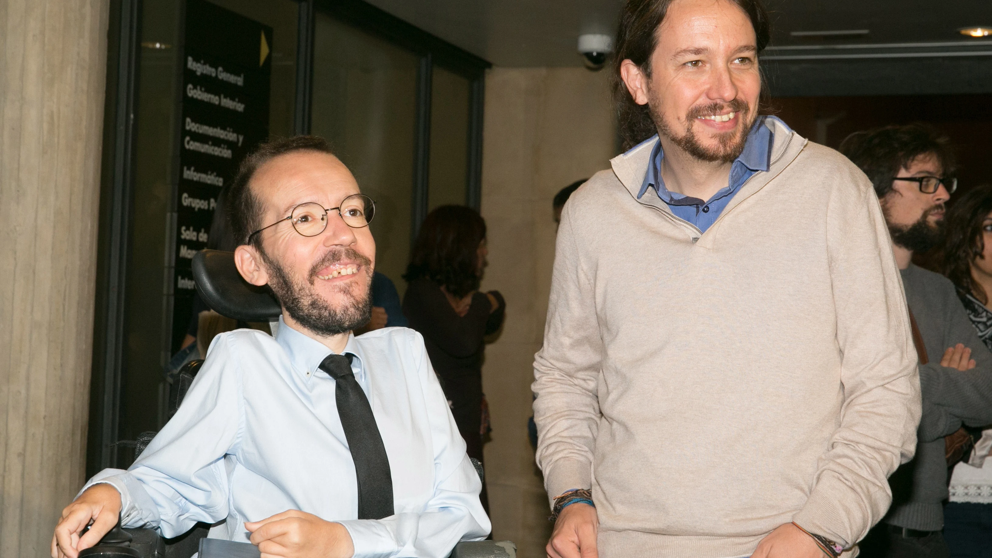 Iglesias y Echenique en la sede de las Cortes de Aragón, donde han asistido a la toma de posesión de su diputada Violeta Barba. Iglesias y Echenique en la sede de las Cortes de Aragón, donde han asistido a la toma de posesión de su diputada Violeta Barba.