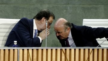 Rajoy conversa con el ministro de Economía en funciones, Luis de Guindos