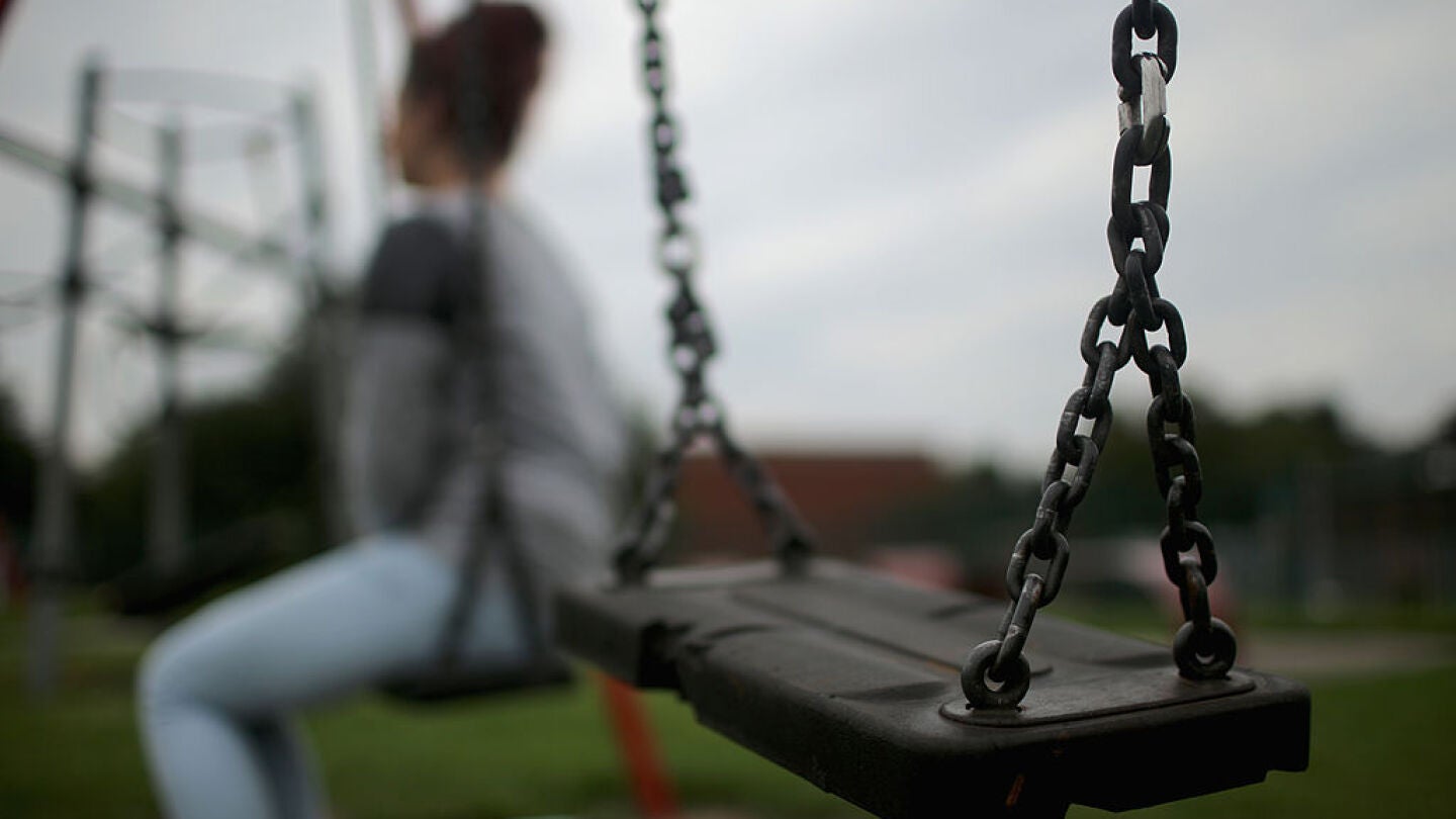 Adolescente en un parque infantil