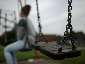 Adolescente en un parque infantil Adolescente en un parque infantil