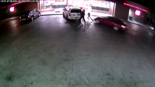 Frame 11.807312 de: Tres policías resultan heridos en un atropello intencionado en Arizona Frame 11.807312 de: Tres policías resultan heridos en un atropello intencionado en Arizona