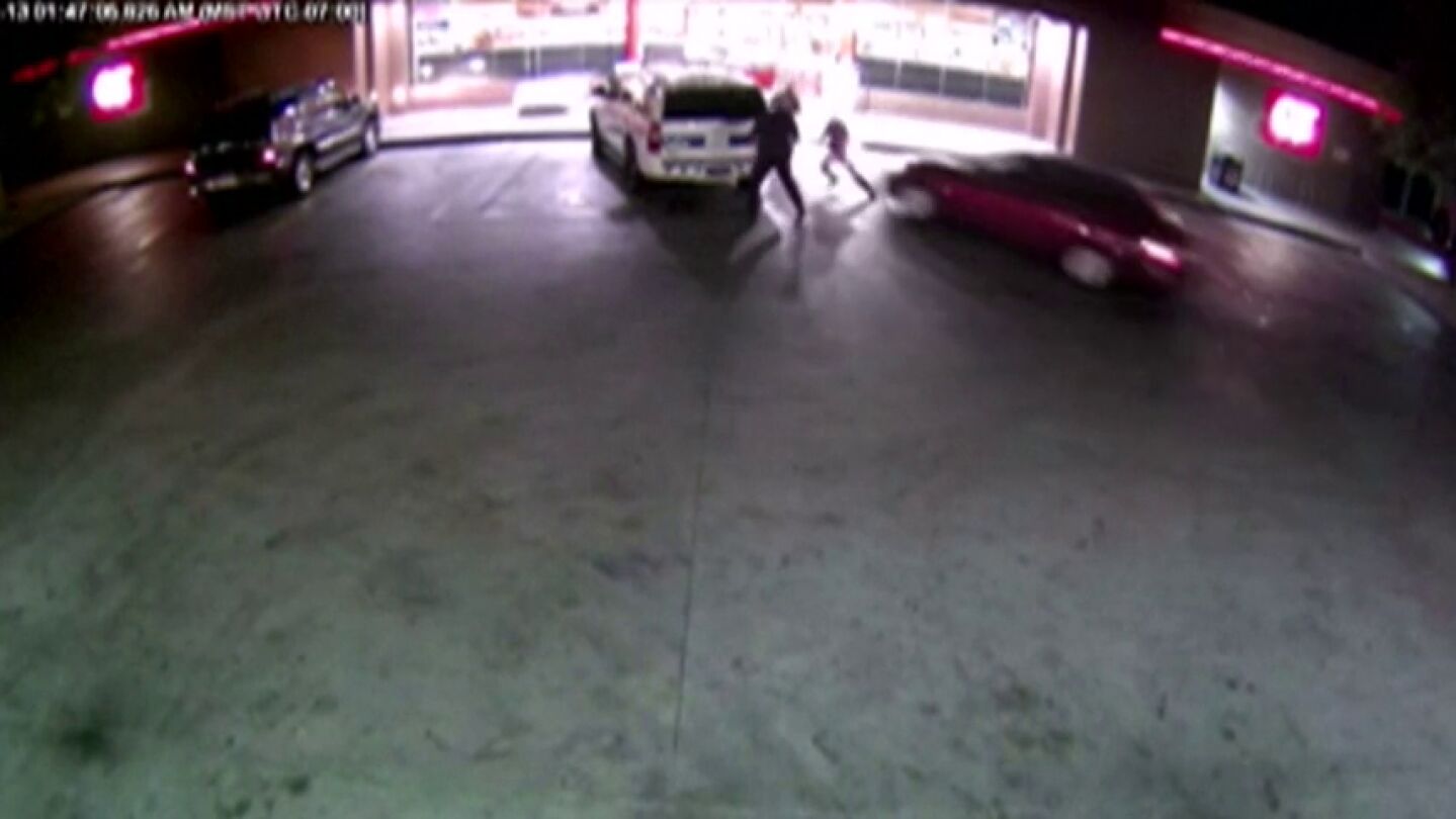Frame 11.807312 de: Tres polic&iacute;as resultan heridos en un atropello intencionado en Arizona