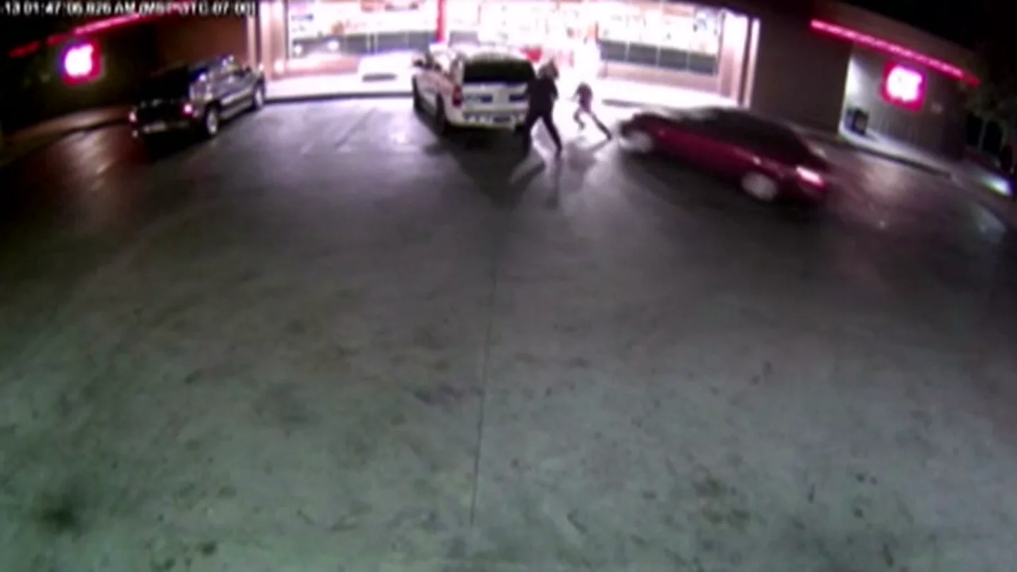 Frame 11.807312 de: Tres policías resultan heridos en un atropello intencionado en Arizona Frame 11.807312 de: Tres policías resultan heridos en un atropello intencionado en Arizona