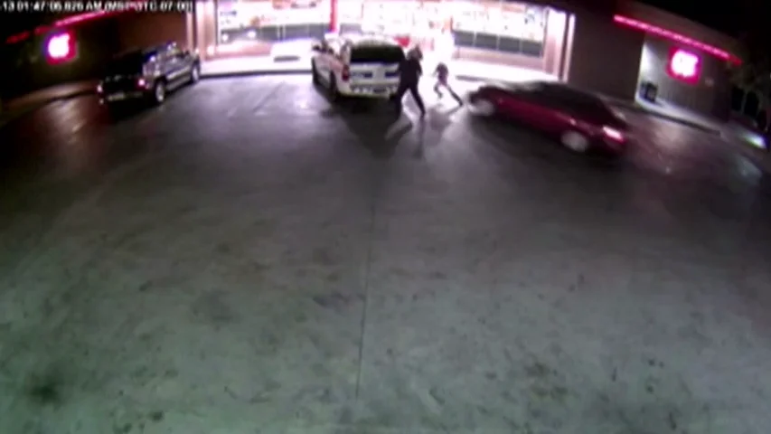 Frame 11.807312 de: Tres policías resultan heridos en un atropello intencionado en Arizona Frame 11.807312 de: Tres policías resultan heridos en un atropello intencionado en Arizona