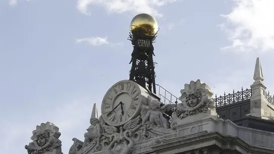 Reloj en la fachada de la sede del Banco de España, en la Plaza de Cibeles en Madrid Reloj en la fachada de la sede del Banco de España, en la Plaza de Cibeles en Madrid
