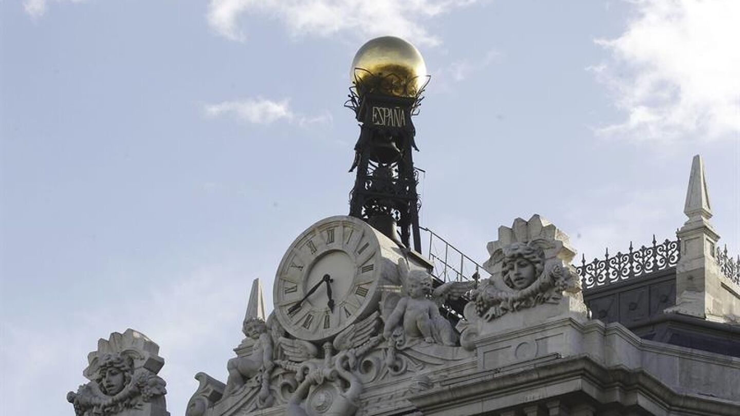 Reloj en la fachada de la sede del Banco de Espa&ntilde;a, en la Plaza de Cibeles en Madrid