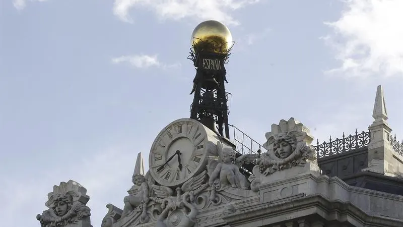 Reloj en la fachada de la sede del Banco de España, en la Plaza de Cibeles en Madrid