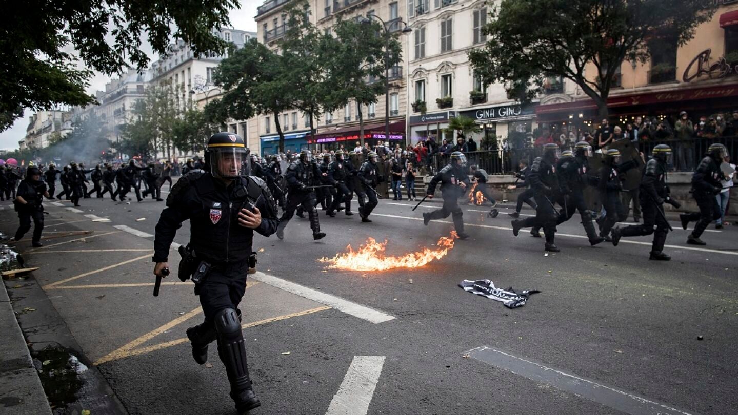 Varios polic&iacute;as persiguen a los manifestantes durante una manifestaci&oacute;n contra la nueva reforma laboral en Par&iacute;s, Francia.