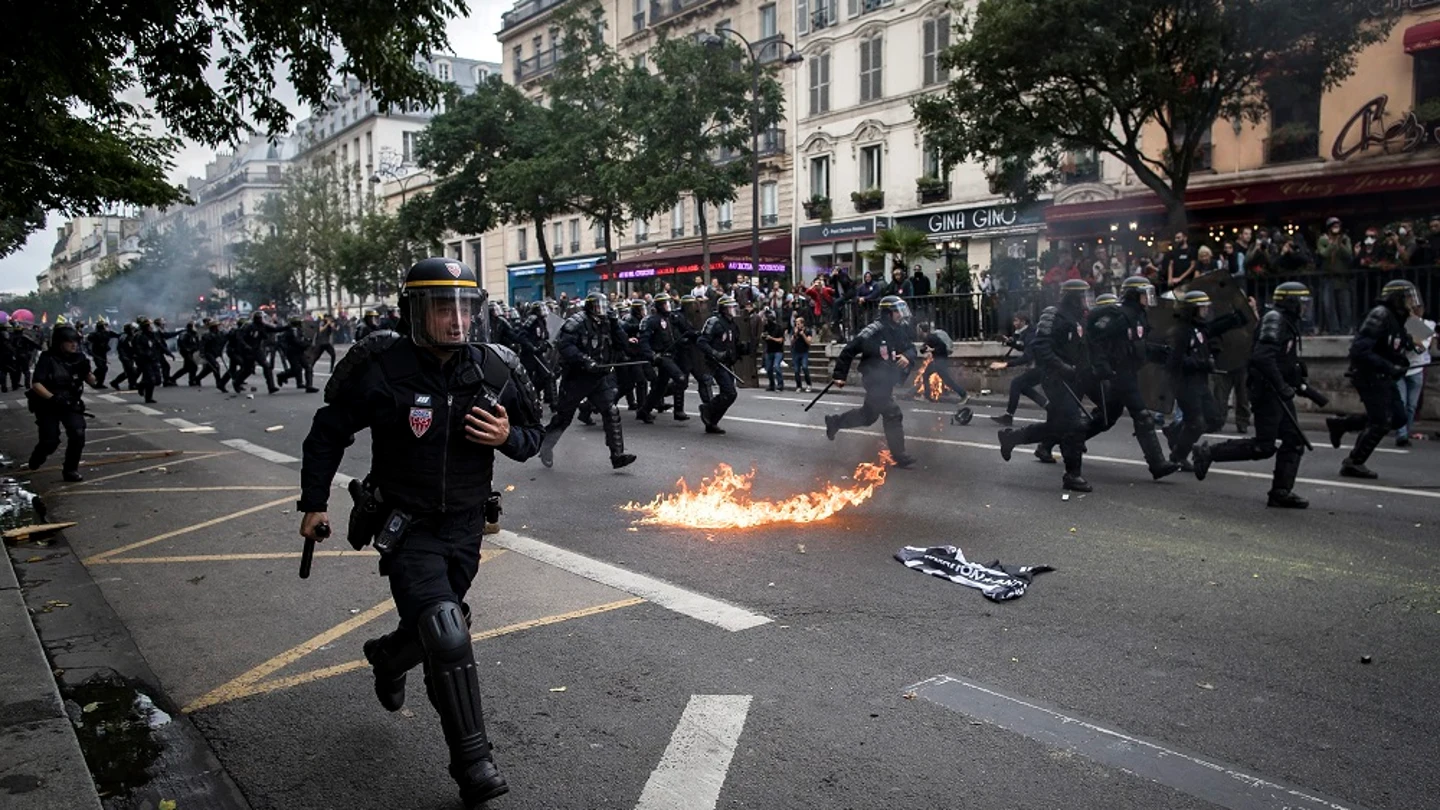 Varios policías persiguen a los manifestantes durante una manifestación contra la nueva reforma laboral en París, Francia. Varios policías persiguen a los manifestantes durante una manifestación contra la nueva reforma laboral en París, Francia.