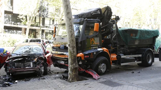 Estado en que han quedado el camión y varios coches tras el accidente. Estado en que han quedado el camión y varios coches tras el accidente.