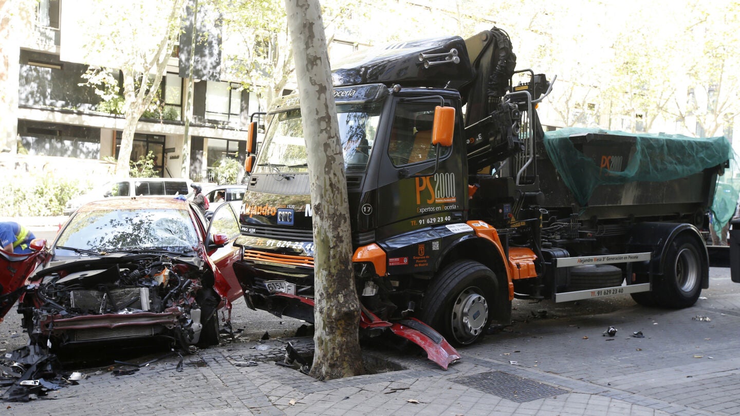 Estado en que han quedado el cami&oacute;n y varios coches tras el accidente. 