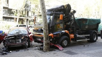 Estado en que han quedado el camión y varios coches tras el accidente.