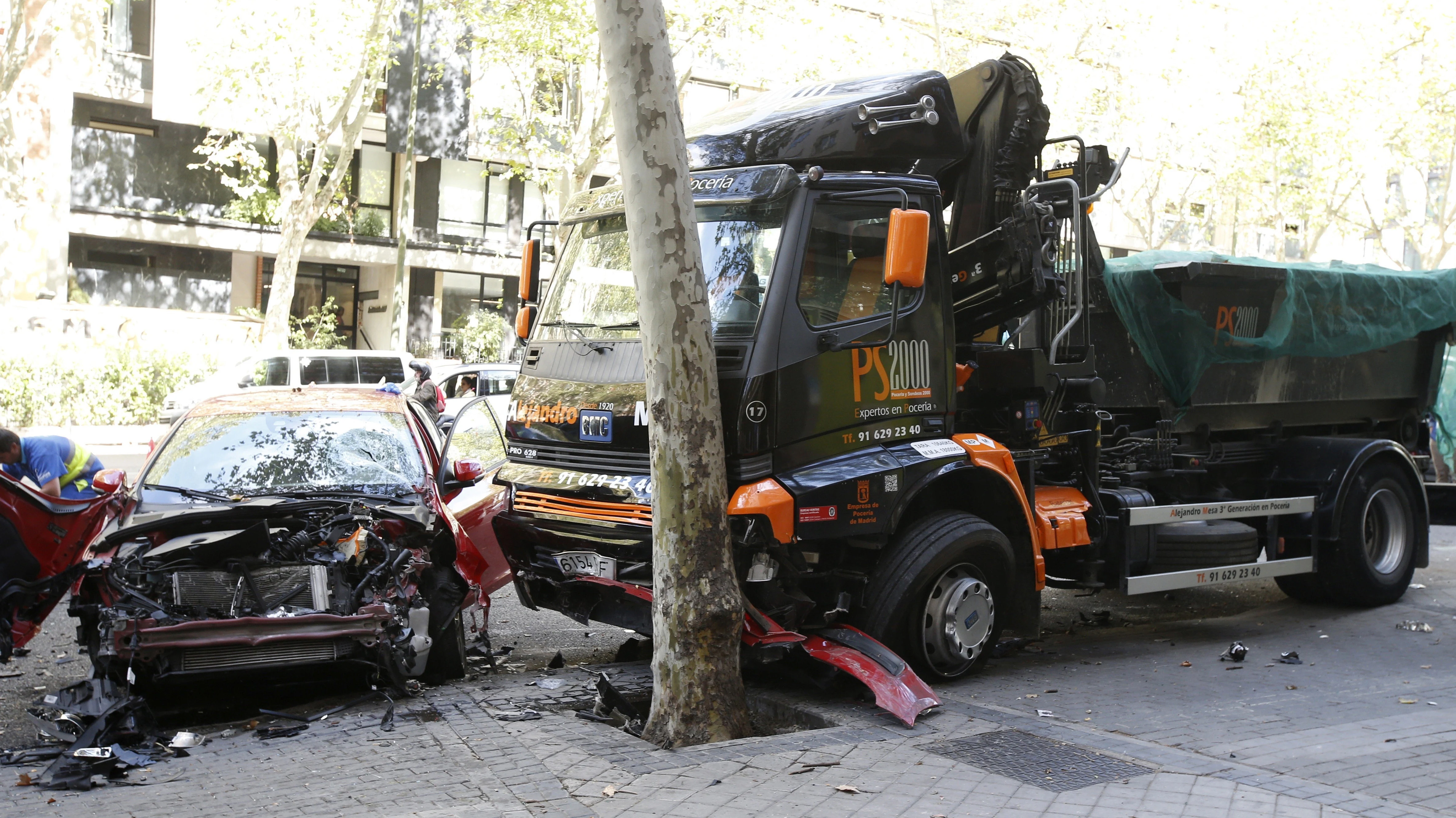 Estado en que han quedado el camión y varios coches tras el accidente. Estado en que han quedado el camión y varios coches tras el accidente.
