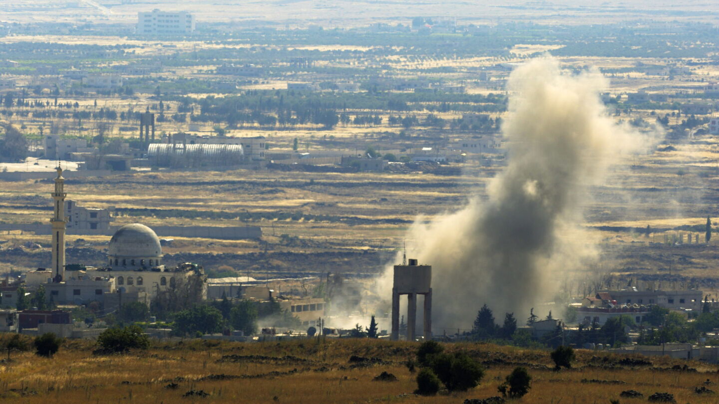Una columna de humo se eleva en el aire tras una explosi&oacute;n en el lado sirio de la frontera con Israel, en la provincia de Al Quneitra.