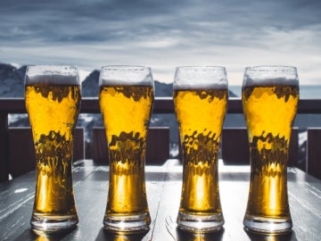 Varias jarras de cerveza Varias jarras de cerveza