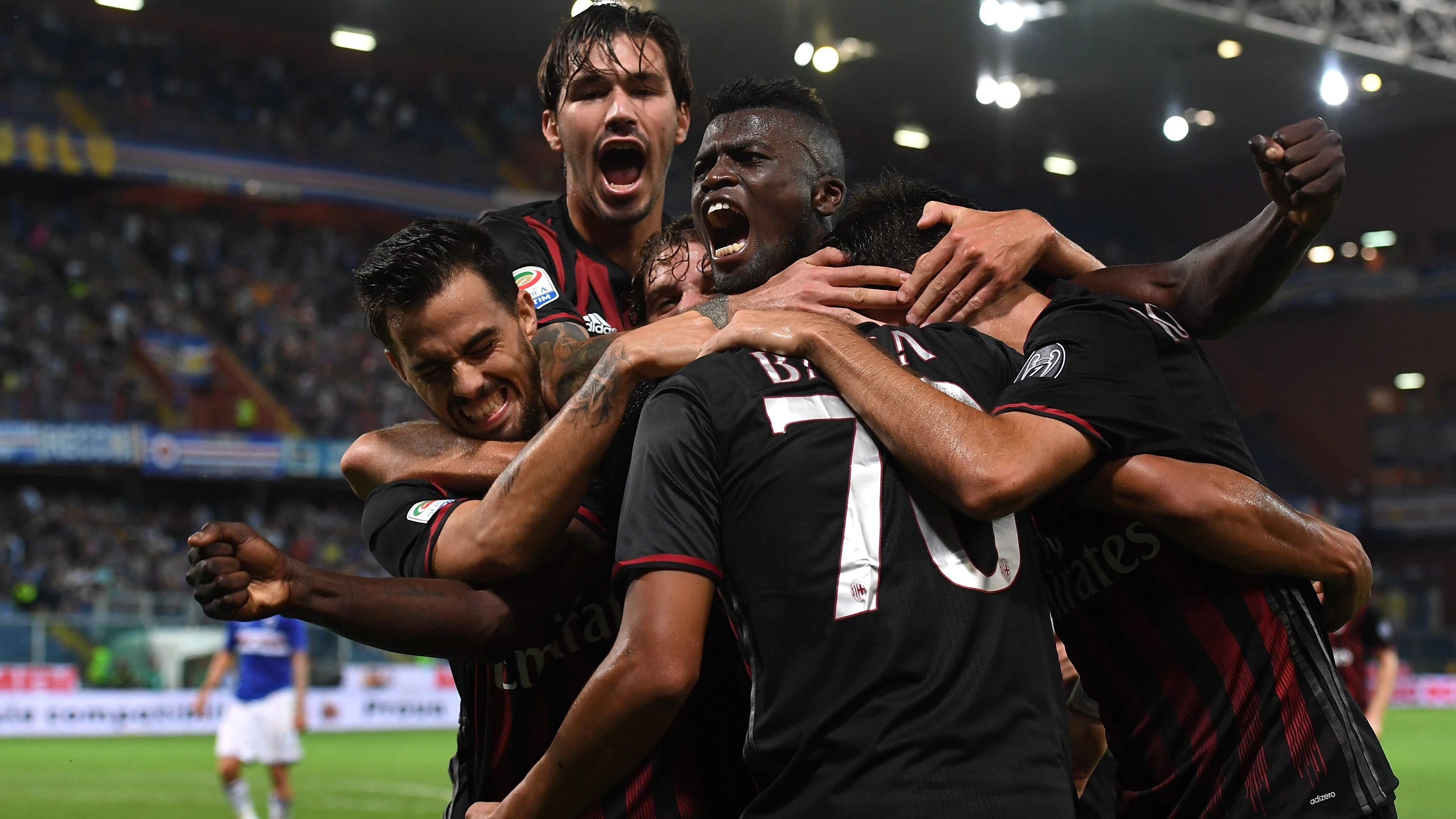 Bacca, felicitado por sus compañeros Bacca, felicitado por sus compañeros