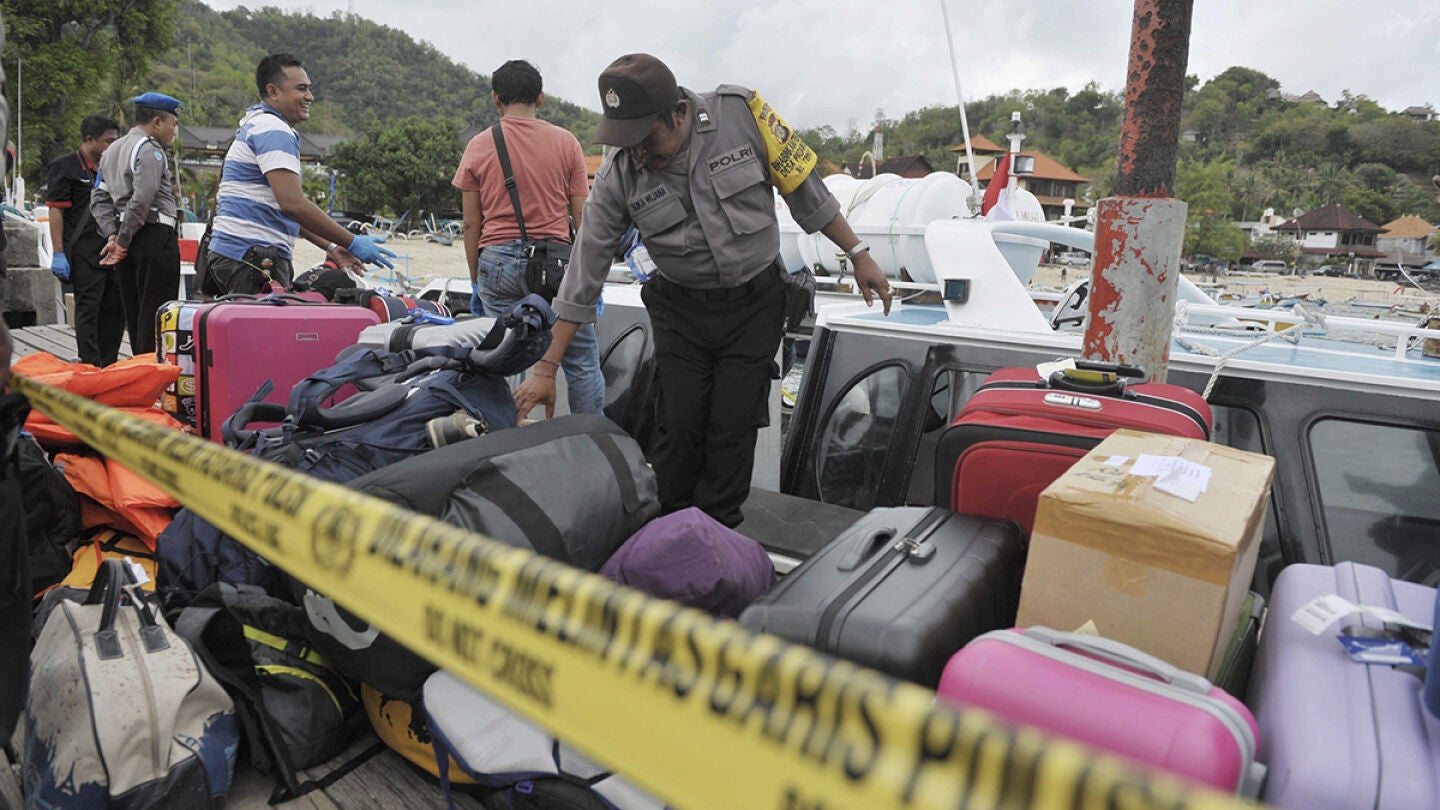 Maletas de los heridos en el accidente en Bali