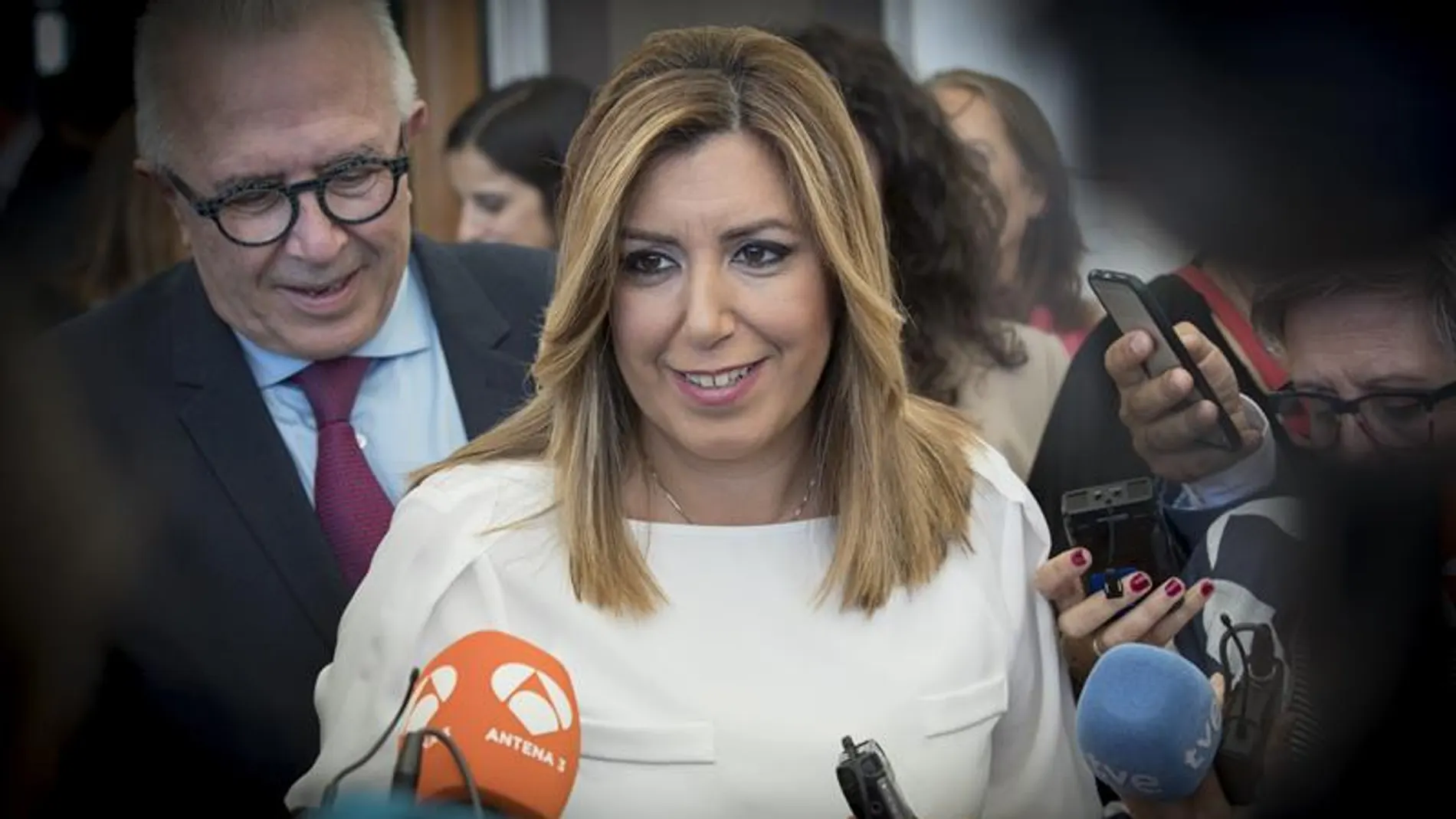 Susana Díaz ante la prensa.
