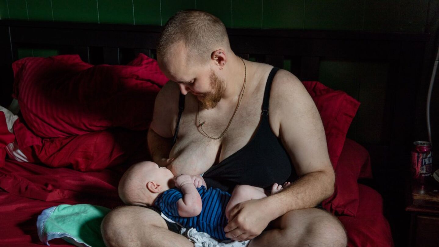 La imagen de un transg&eacute;nero amamantando a su hijo conmueve al mundo 