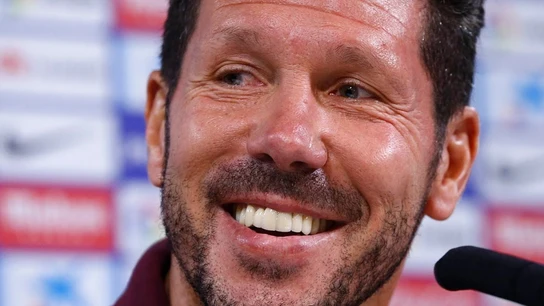 Simeone hablando sobre su reducción de contrato con el Atlético. Simeone hablando sobre su reducción de contrato con el Atlético.