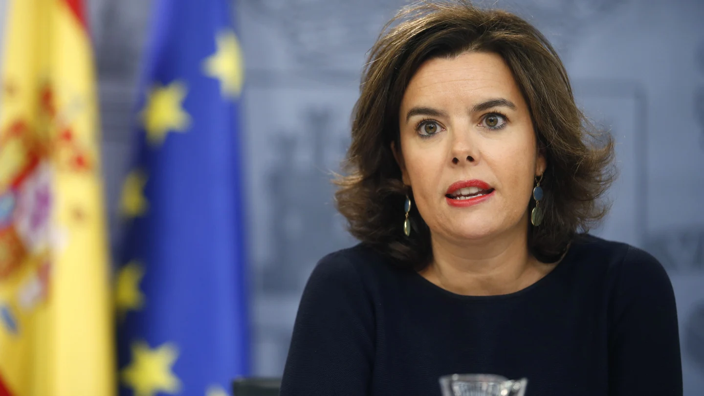 La vicepresidenta del Gobierno en funciones, Soraya Sáenz de Santamaría, durante la rueda de prensa que ha ofrecido tras la reunión del Consejo de Ministros. La vicepresidenta del Gobierno en funciones, Soraya Sáenz de Santamaría, durante la rueda de prensa que ha ofrecido tras la reunión del Consejo de Ministros.