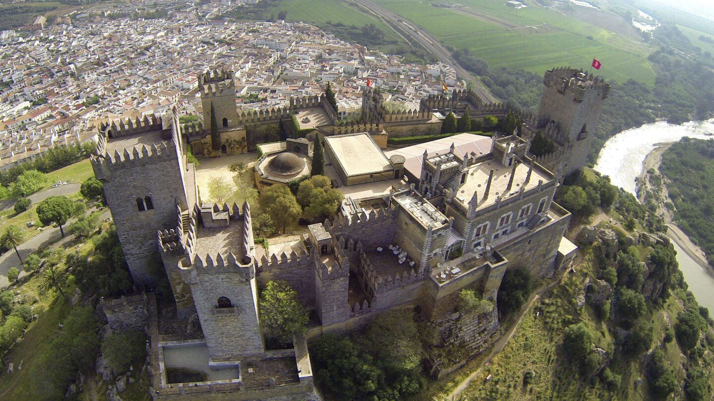 Vista a&eacute;rea del Castillo de Almod&oacute;var del R&iacute;o, un fort&iacute;n de origen musulm&aacute;n ubicado en una colina junto al r&iacute;o Guadalquivir.