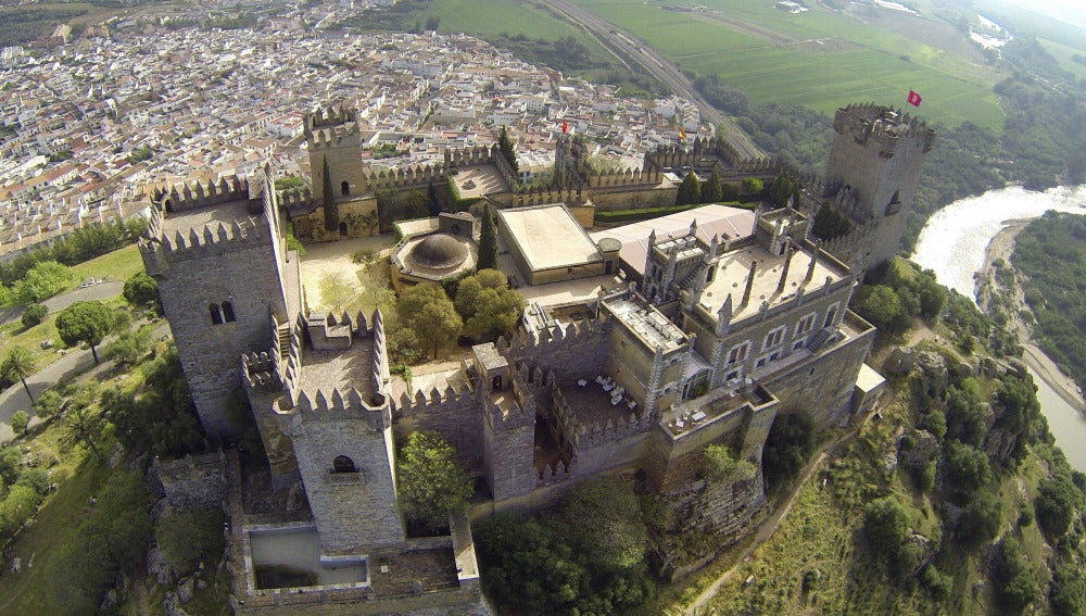 Vista aérea del Castillo de Almodóvar del Río, un fortín de origen musulmán ubicado en una colina junto al río Guadalquivir.