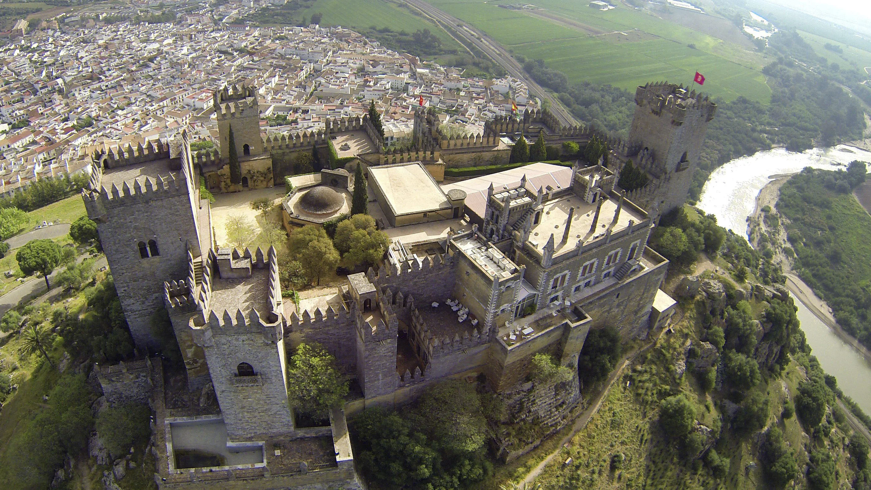 Vista aérea del Castillo de Almodóvar del Río, un fortín de origen musulmán ubicado en una colina junto al río Guadalquivir.