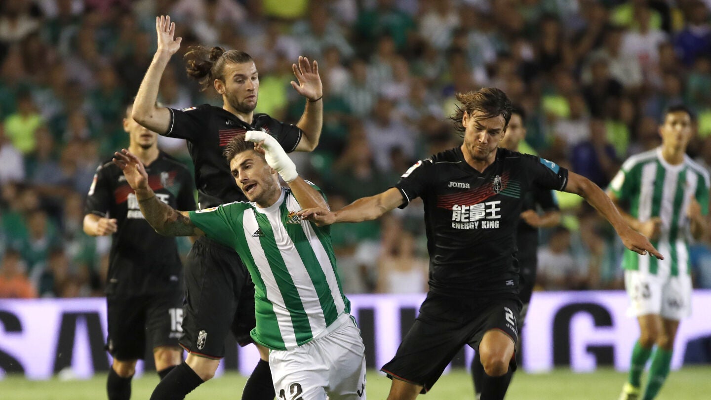 Cristiano Piccini y Rene Khrin pugnan por un bal&oacute;n