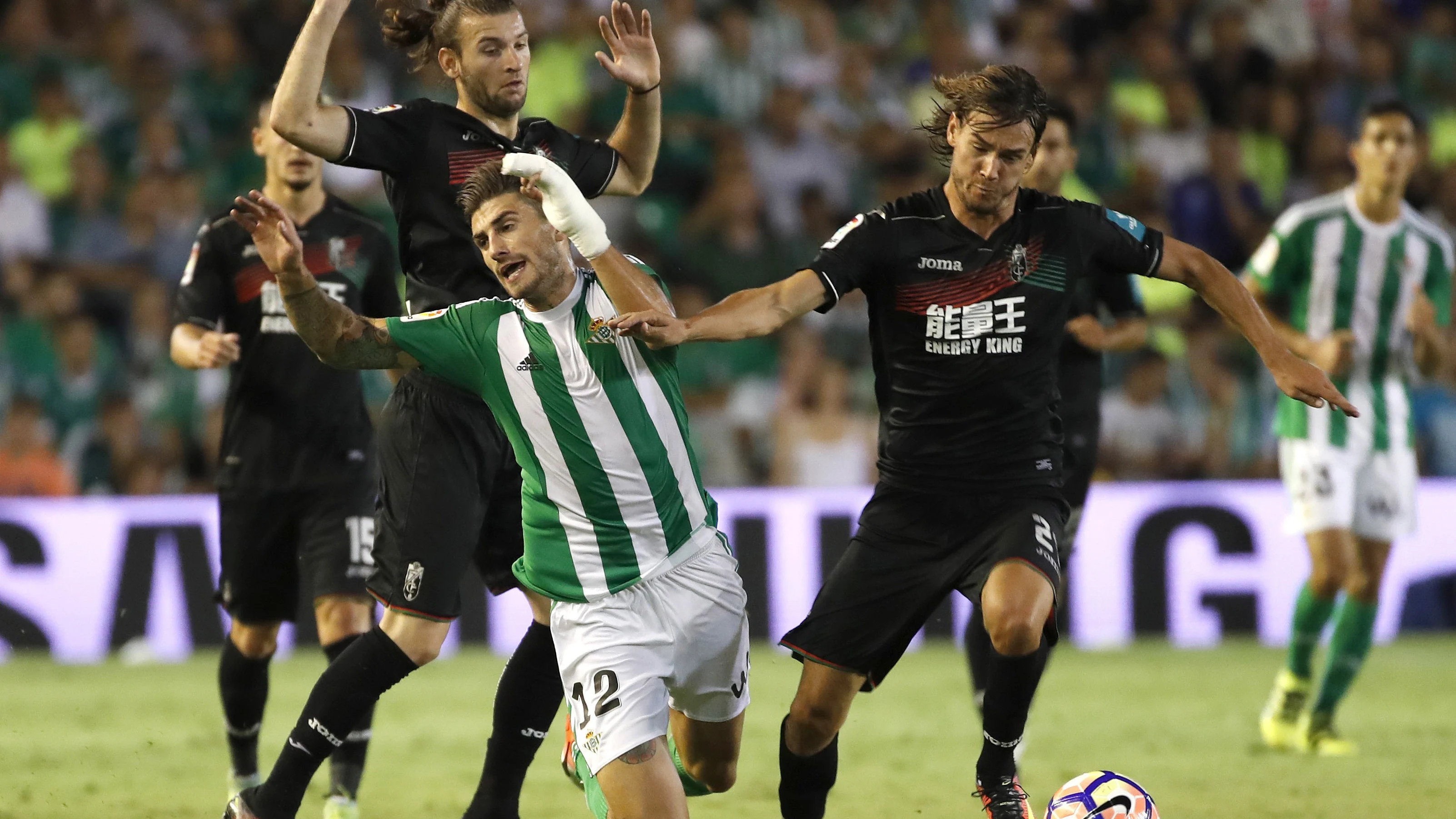 Cristiano Piccini y Rene Khrin pugnan por un balón Cristiano Piccini y Rene Khrin pugnan por un balón