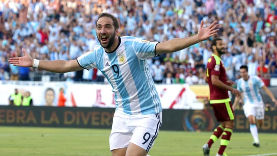 Higuaín celebra un gol con Argentina Higuaín celebra un gol con Argentina