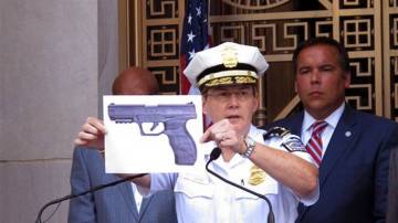Un agente muestra una imagen de la pistola de balines que llevaba King