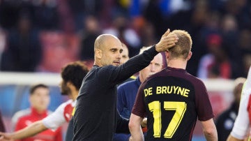 Pep Guardiola felicitando a Kevin de Bruyne por el partido