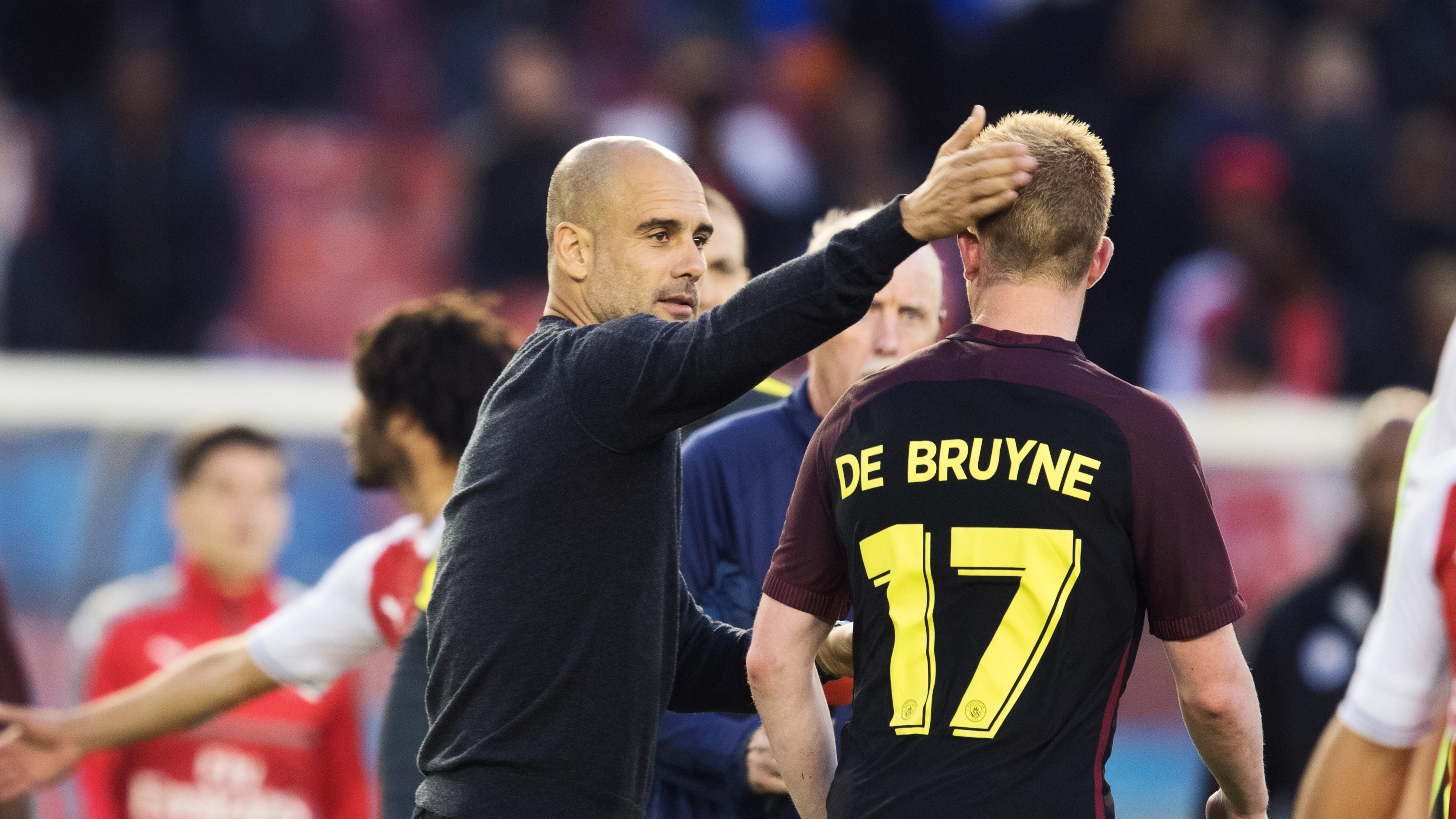 Pep Guardiola felicitando a Kevin de Bruyne por el partido